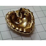 ピンバッジ・金色のハート型