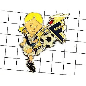 ピンバッジ・サッカーする女の子選手