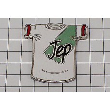 ピンバッジ・白いＴシャツ洋服