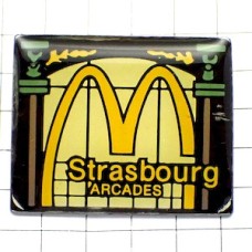 ピンバッジ・マクドナルドＭ玄関 MC-DONALDS STRASBOURG ALSACE FRANCE