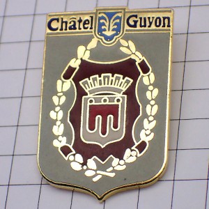 ピンバッジ・王冠や月桂樹の紋章 CHATEL-GUYON FRANCE