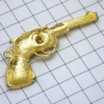 ピンバッジ・金色のピストル拳銃