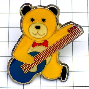 ピンバッジ・アコースティックギター弾く熊のぬいぐるみ音楽 GUITAR TEDDY-BEAR