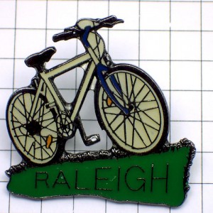 ピンバッジ・緑の上の自転車一台