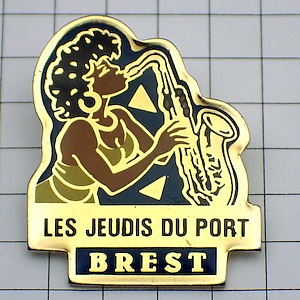 ピンバッジ・サックス奏者ジャズ女の子 SAXOPHONE WOMAN BREST FRANCE