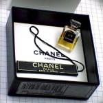 ピンバッジ・シャネルの５番香水壜 CHANEL N5 NUMERO5