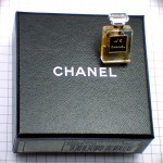 ピンバッジ・シャネルの５番香水壜 CHANEL N5 NUMERO5