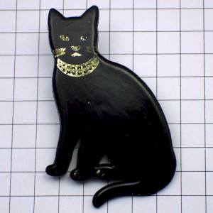 ピンバッジ・金色の首輪の黒猫