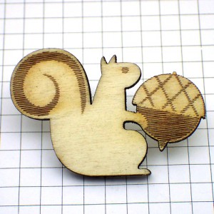 ピンバッジ・NEW!木製リスとドングリ OAK ACORN