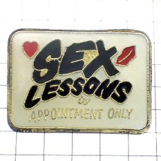 ピンバッジ・ハートや赤い唇 SEX-LESSONS