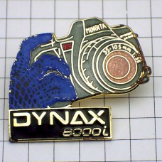 ピンバッジ・ミノルタ写真カメラ一眼レフDYNAX8000iと手