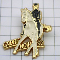 ピンバッジ・馬に乗る制服の男 SAUMUR CADRE-NOIR