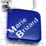 キーホルダー・マリーブリザール酒グラスの帽子の女の子 MARIE-BRIZARD FRANCE