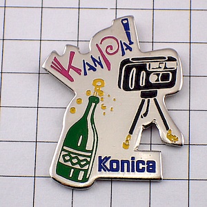 ピンバッジ・コニカ写真カメラ乾杯シャンパーニュ酒 KONICA KONIKA