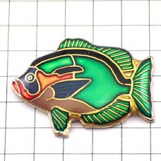 ピンバッジ・緑色に光る魚