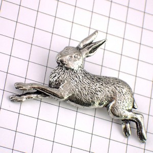 ピンバッジ・銀色のウサギ兎ピューター製 PEWTER SILVER RABBIT A-R-BROWN