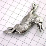 ピンバッジ・銀色のウサギ兎ピューター製 PEWTER SILVER RABBIT A-R-BROWN