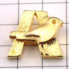 ピンバッジ・金色の小鳥と「Ａ」