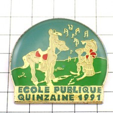 ピンバッジ・野原で音楽ロバ驢馬 ECOLE-PUBLIQUE LUCKY-LUKE