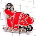 ピンバッジ・ベスパ赤スクーター二輪バイク一台 VESPA SCOOTER