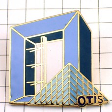 ピンバッジ・ラデファンス建物パリとルーブル美術館ピラミッド OTIS PARIS