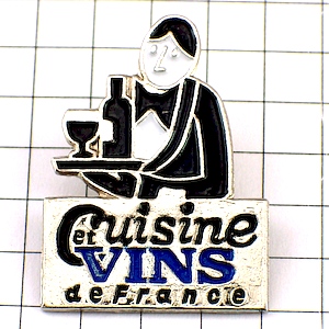 ピンバッジ・ギャルソン給仕ワインを運ぶ CUISINE-ET-VINS-DE-FRANCE MARIE-CLAIRE MAGAZINE