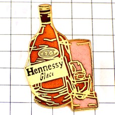 ピンバッジ・ヘネシー酒コニャックとグラス氷 HENNESSY COGNAC VSOP LVMH LOUIS-VUITTON-MOET-HENNESSY FRANCE