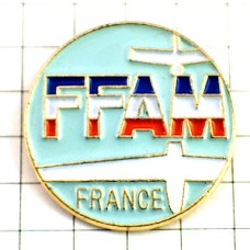 ピンバッジ・白い飛行機トリコロール FFAM FEDERATION-FRANCAISE-D-AEROMODELISME GLIDER