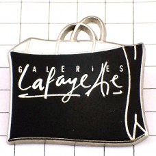 ピンバッジ・ギャラリーラファイエット黒のバッグ紙袋  GALERIES-LAFAYETTE PARIS