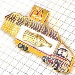 ピンバッジ・マクドナルドＭコカコーラ金色壜の絵のトラック車