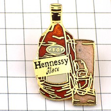 ピンバッジ・ヘネシー酒コニャックとグラス氷 HENNESSY COGNAC VSOP LVMH LOUIS-VUITTON-MOET-HENNESSY FRANCE