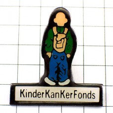 ピンバッジ・リュックを背負った男の子 KINDER-KANKER-FONDS CANCER GERMANY DEUTSCHLAND