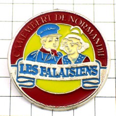 ピンバッジ・チーズ民族衣装の男の子女の子 FALAISIENS CAMEMBERT NORMANDIE FRANCE