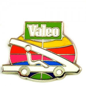 ピンバッジ・虹色ヴァレオ自動車部品メーカー車に乗る人 VALEO FRANCE