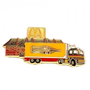 ピンバッジ・マクドナルドＭコカコーラ金色壜の絵のトラック車