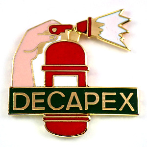 ピンバッジ・消火器を押す手 DECAPEX