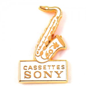 ピンバッジ・白いサックス楽器ソニー音楽カセット録音 SONY SAXOPHONE