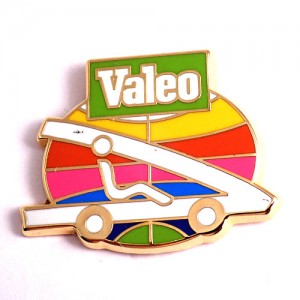 ピンバッジ・虹色ヴァレオ自動車部品メーカー車に乗る VALEO FRANCE