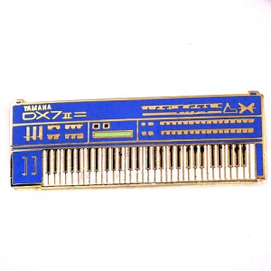 ピンバッジ・ヤマハ電子ピアノDX７音楽キーボード楽器