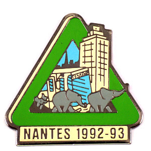 ピンバッジ・ゾウ象の親子と高層ビルとメトロ地下鉄 NANTES FRANCE