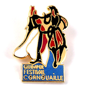 ピンバッジ・カンペール民族衣装のダンス踊り QUIMPER CORNOUAILLE BRETAGNE FRANCE