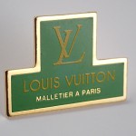 ピンバッジ・ルイヴィトンLV緑マレティエ鞄職人 VUITTON-MALLETIER PARIS LOUIS-VUITTON FRANCE