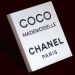 ピンバッジ・ココシャネル愛称マドモワゼル名前 COCO CHANEL MADEMOISELLE