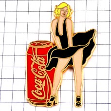 ピンバッジ・コカコーラ缶セクシー黒いドレス女の子マリリンモンロー風 MARILYN-MONROE