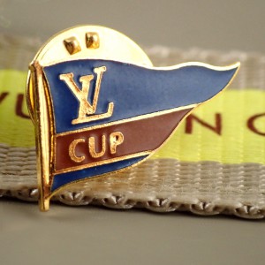 ピンバッジ・ルイヴィトン旗アメリカズカップ船レースLV袋付き LOUIS-VUITTON VUITTON-CUP FRANCE