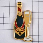 ピンバッジ・シャンパーニュ３個マム紙箱付きシャンパン酒 GRAND-CORDON CHAMPAGNE-MUMM REIMS FRANCE