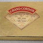 ピンバッジ・シャンパーニュ３個マム紙箱付きシャンパン酒 GRAND-CORDON CHAMPAGNE-MUMM REIMS FRANCE