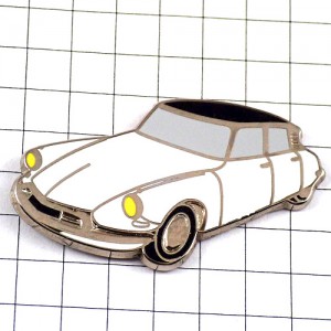 ピンバッジ・シトロエンＤＳ白い車