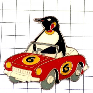 ピンバッジ・ペンギンが運転するおもちゃの車