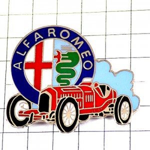 ピンバッジ・アルファロメオ車エンブレム赤いアンティークカー埃を巻き上げる ALFA-ROMEO ITALIA ITALY